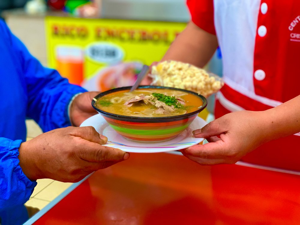 encebollado,,fish,stew,,served,with,banana,chips,and,lemon.,delicious